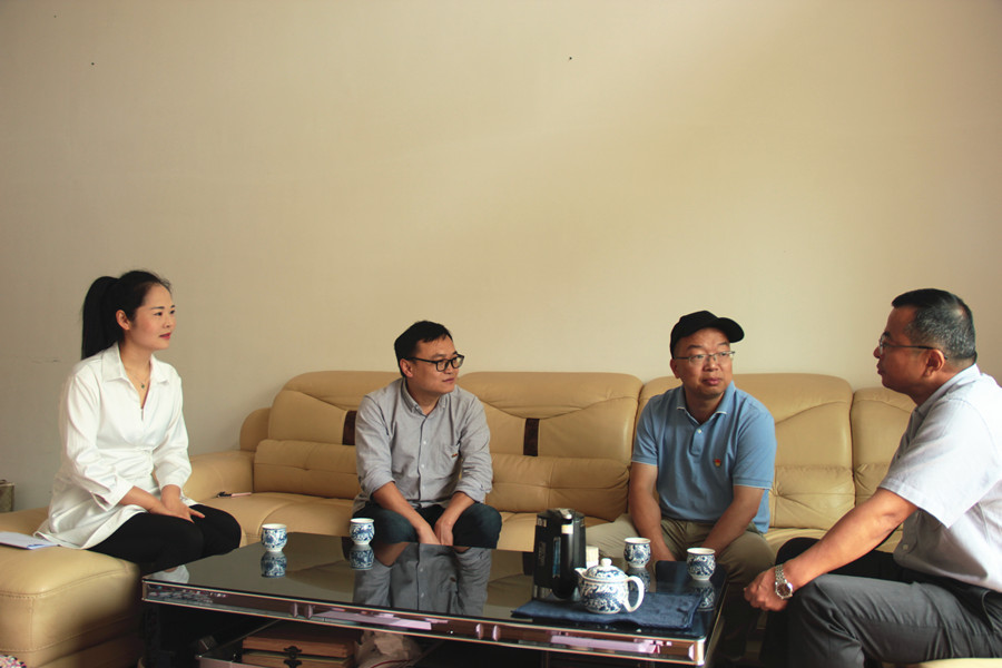 公司領導班子開展廉潔家訪