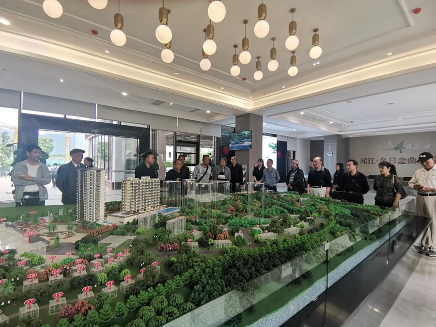 元江退休老干部組團(tuán)到元江·冬日戀曲項(xiàng)目參觀