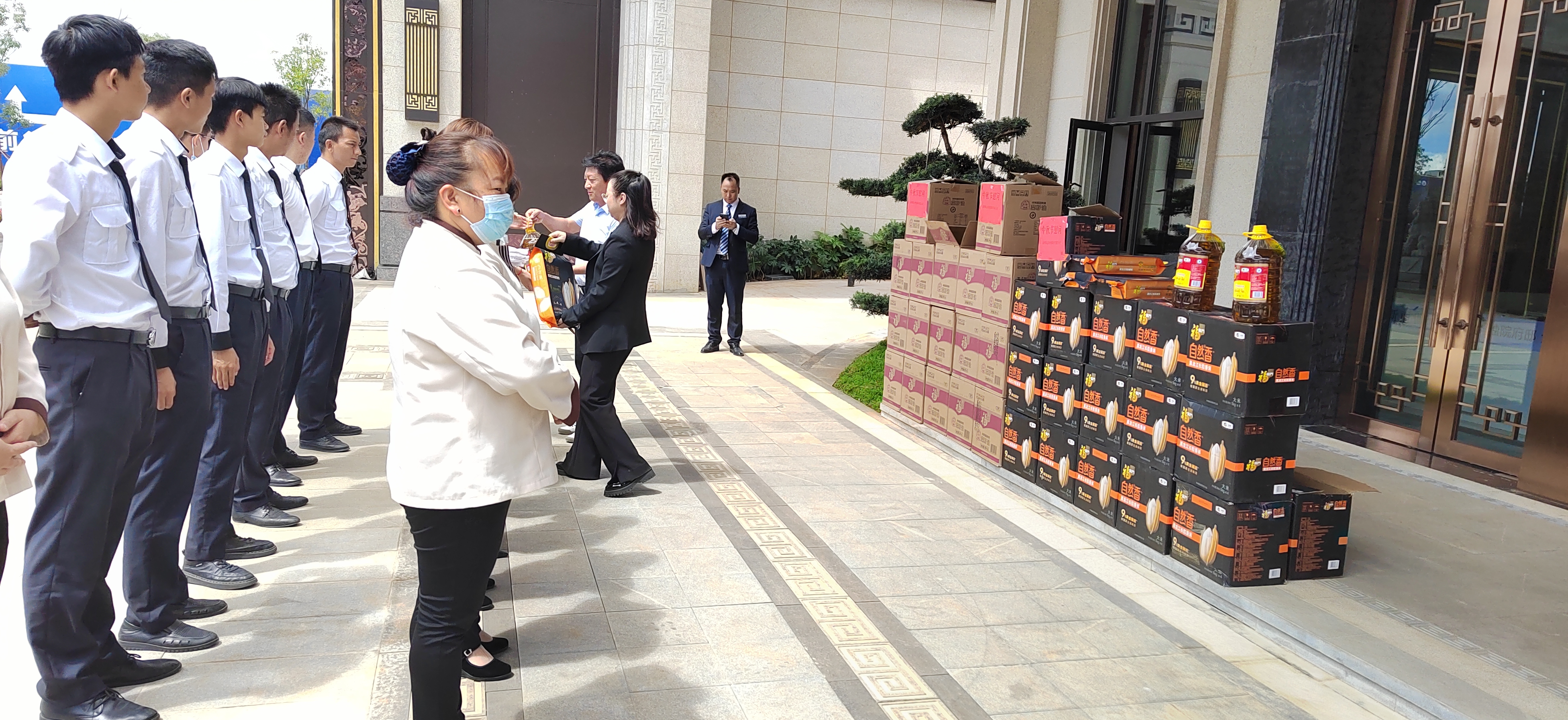 筑遠(yuǎn)物業(yè)到一線開展中秋慰問