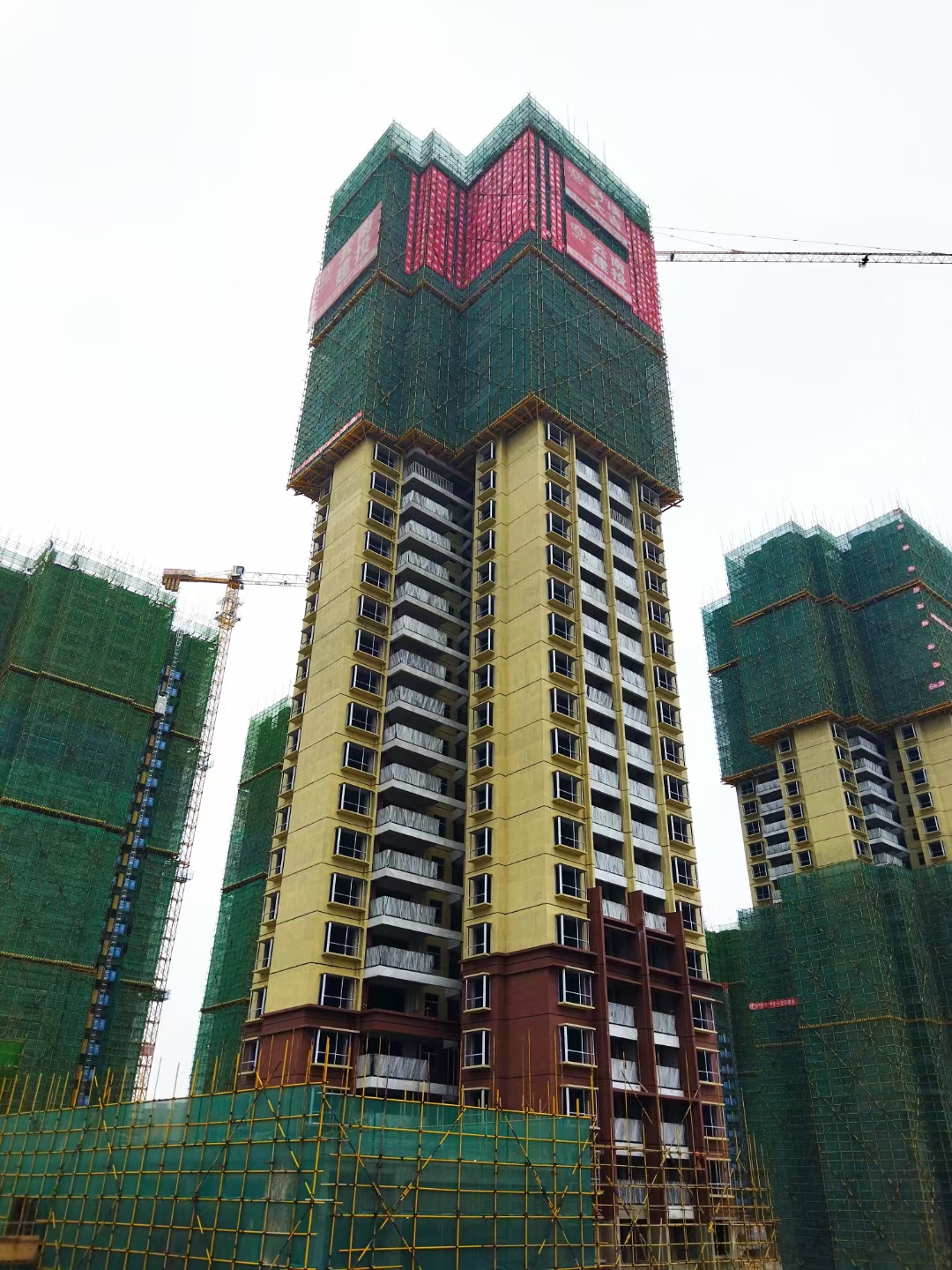 文山分公司西山中寨安置房項(xiàng)目5棟號(hào)順利封頂