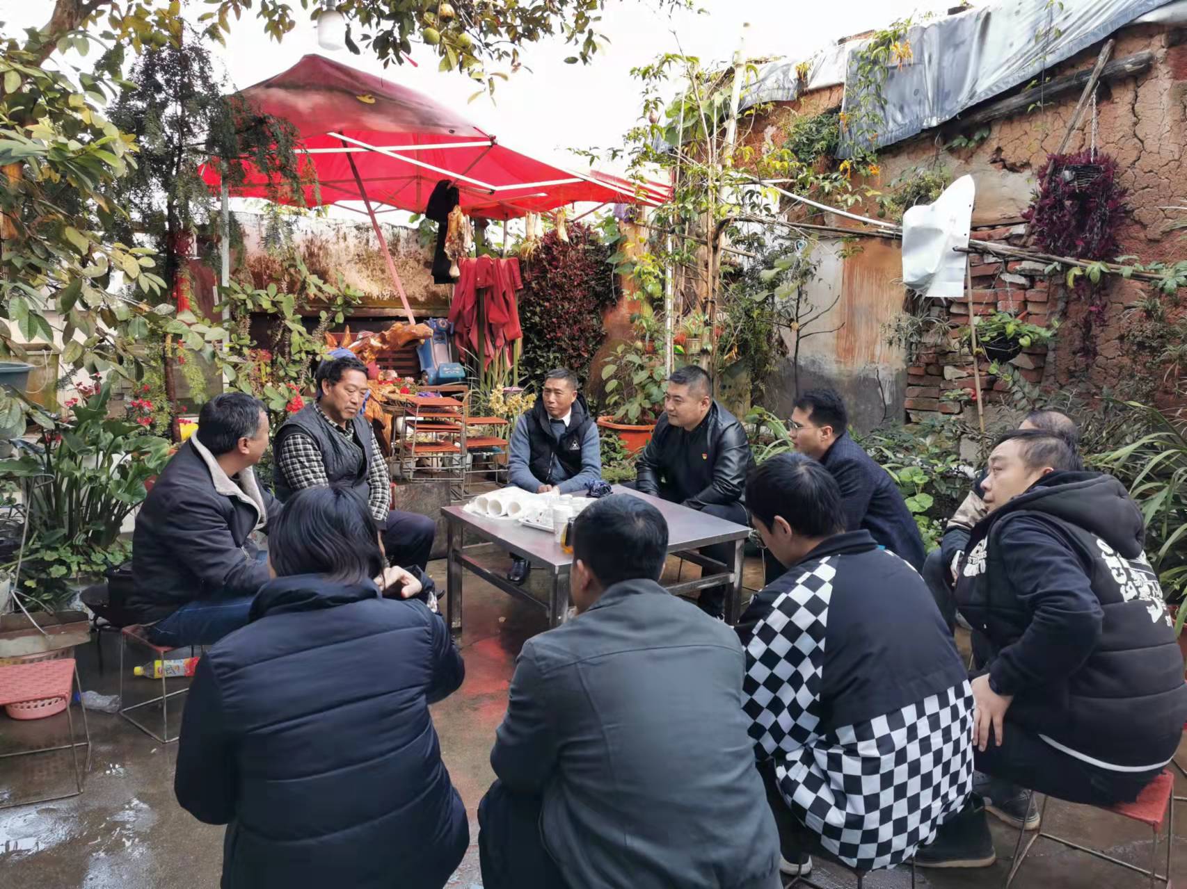 臨滄片區(qū)黨支部到拆遷戶家中走訪慰問