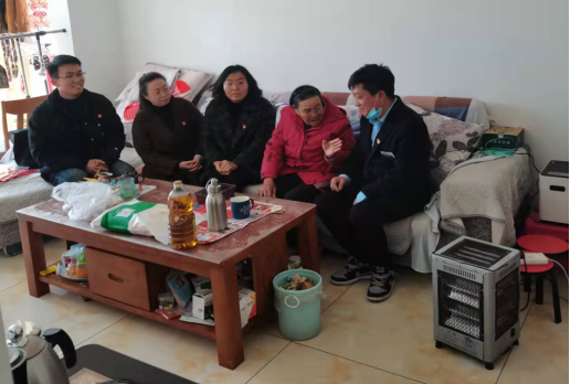 省房物業(yè)慰問孤寡老人