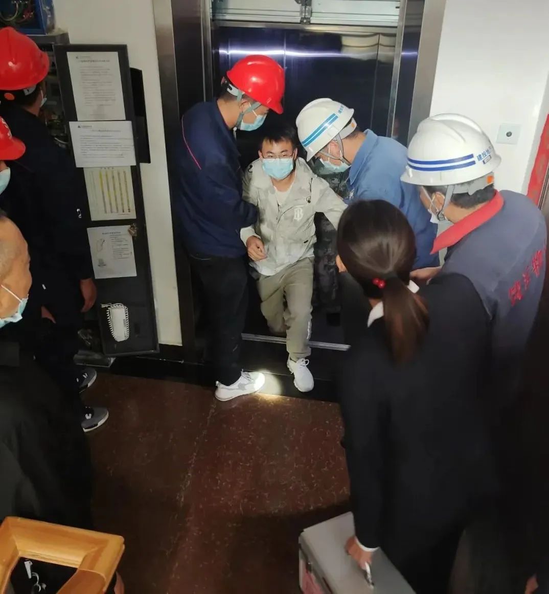 省房物業(yè)開展電梯安全知識(shí)培訓(xùn)及應(yīng)急演練活動(dòng)