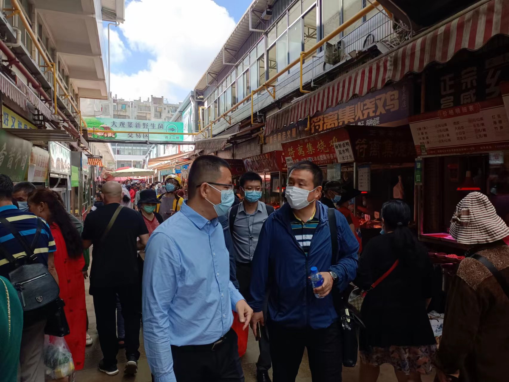 王紅國率邦元公司到篆新農(nóng)貿(mào)市場(chǎng)考察交流