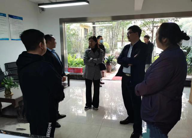 玉溪市老年大學(xué)到萬裕潤(rùn)園小區(qū)調(diào)研關(guān)愛老人工作