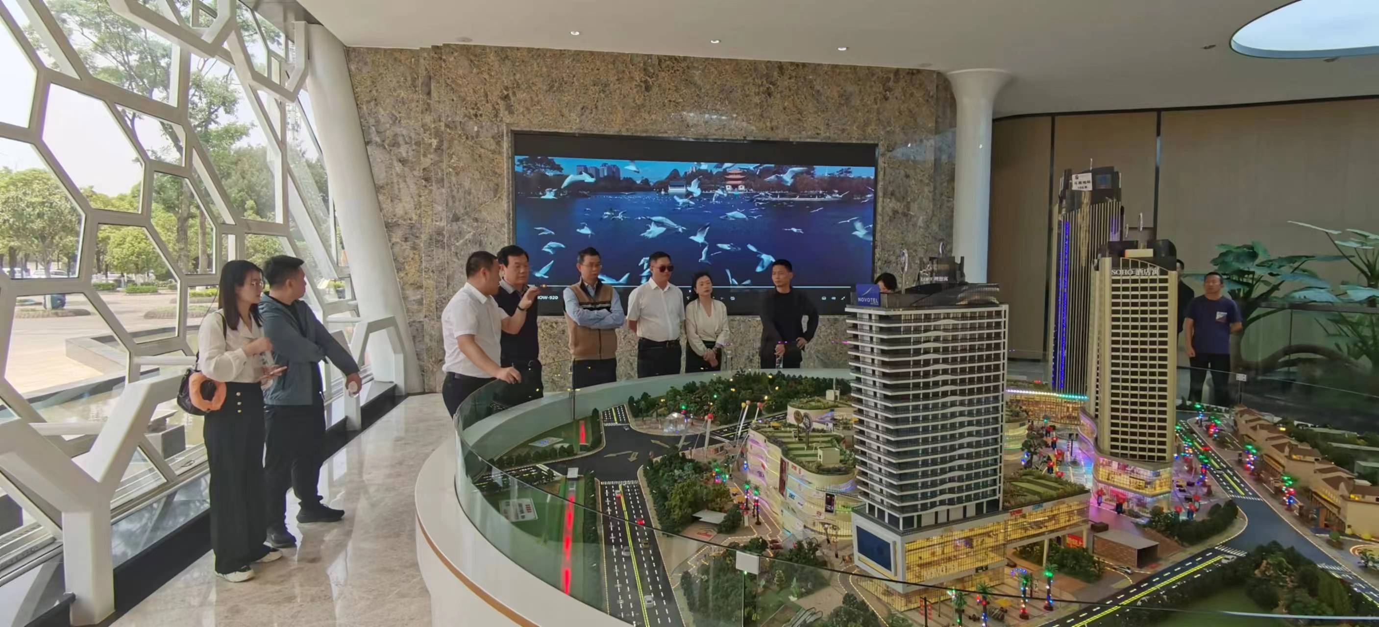 呈貢區(qū)政府、深業(yè)集團(tuán)有限公司、中國農(nóng)民企業(yè)家聯(lián)誼會總會到滇SHOW項目考察交流